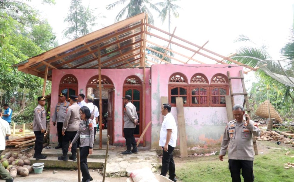 Puting Beliung Rusak 161 Rumah Warga, Kapolres Simalungun Tinjau Lokasi dan Serahkan Bantuan