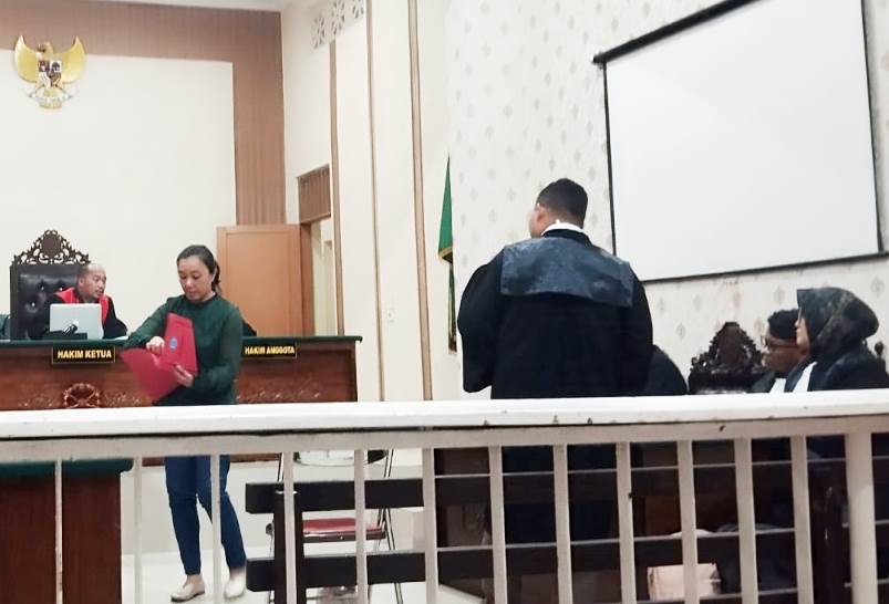 Teringat Mendiang Ayah & Tak Paham Hukum, Henny Lee Menangis di Persidangan  PN Pematangsiantar