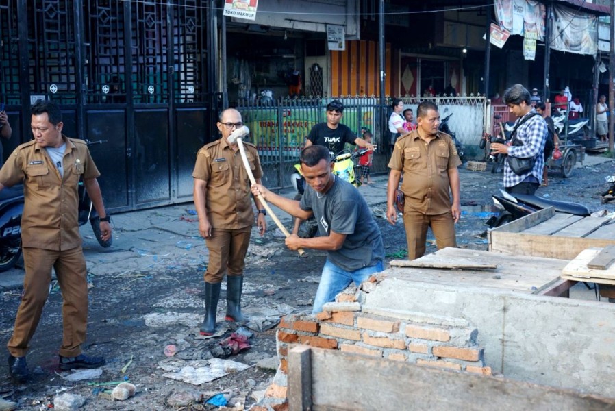 Bangunan Semi Permanen  PKL Pasar Dwikora Parluasan Dibongkar