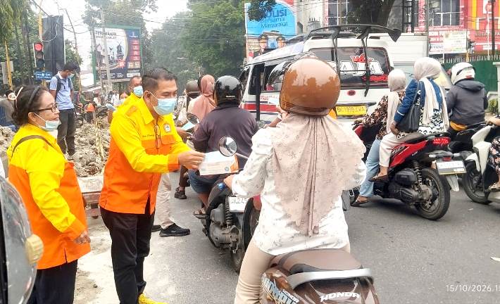 Prihatin Asap Karhutla, Kosgoro 57 Siantar Bagikan Ribuan Masker