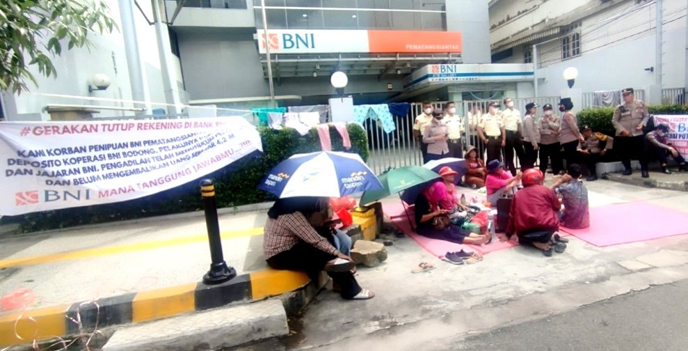 Korban Penipuan Kembali Unjukrasa, Segel dan Gembok Kantor BNI Cab.Siantar