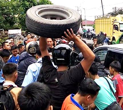 Tabrak Angkot dan Sepeda Motor di Dua Lokasi Lalu  Kabur, Dua Pria Asal Sumbar Dimassakan