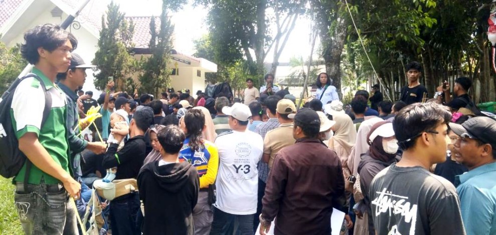 Pedagang Kaki Lima Bawa Keranda, Terobos Rumah Dinas Walikota Siantar
