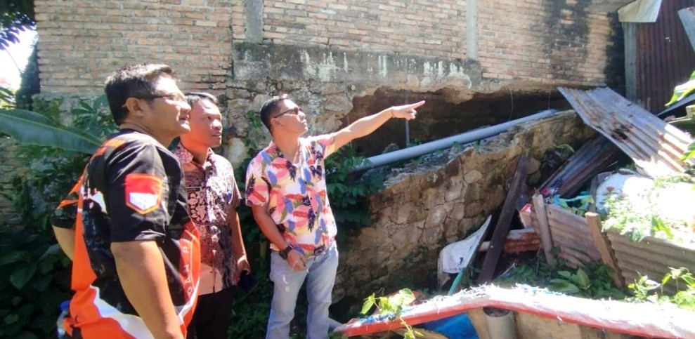 Anggota DPRD Siantar Andika Prayogi Tinjau Rumah Warga Terancam Longsor Agar Ditanggulangi
