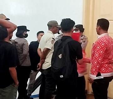 Gerakan Rakyat Melawan  “Sweeping” Ruangan Kerja Walikota Siantar