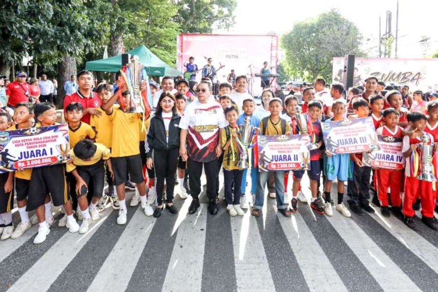 Pemenang Fun Run Merah Putih 8,1K & Pekan Olahraga Merah Putih Terima Hadiah dari Walikota Pematangsiantar