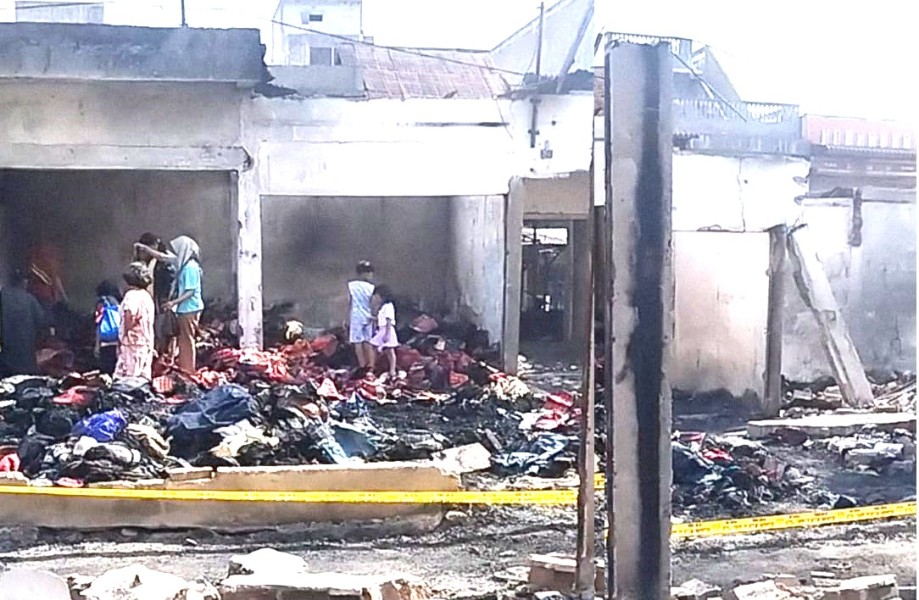 Puing-Puing Kebakaran Pasar Dwikora Parluasan Masih Menumpuk dan Pedagang Belum Berjualan