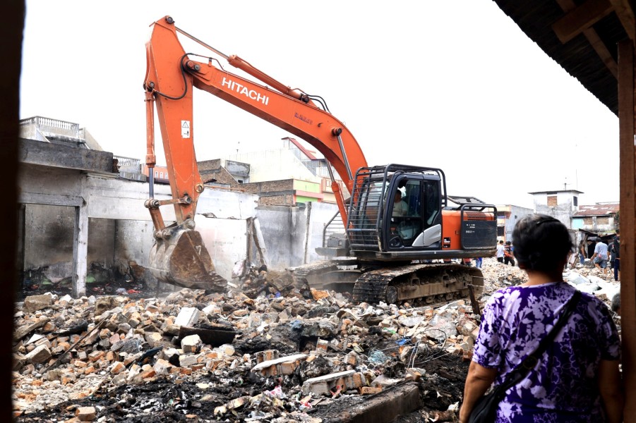 Kios Pasar Dwikora Parluasan yang Terbakar Mulai Dirobohkan