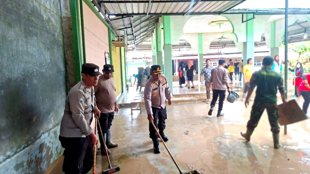 Banjir Rendam Ratusan Rumah Warga, Kapolres Simalungun Pastikan Bansos dan Pendirian Dapur Umum