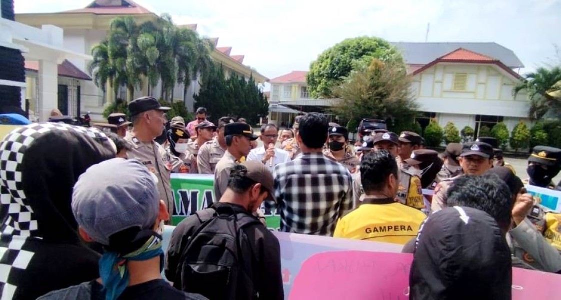 Unjuk Rasa di DPRD Siantar, GAMPERA Pertanyakan Keabsahan Dokumen CL
