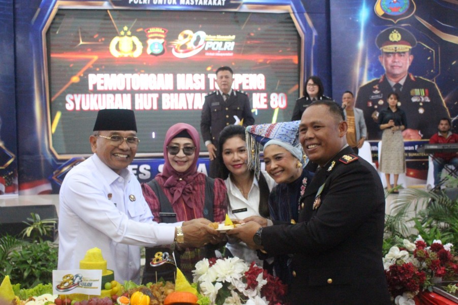 Puncak HUT Bhayangkara Ke-80: Kapolres Simalungun Potong Tumpeng Bersama Bupati