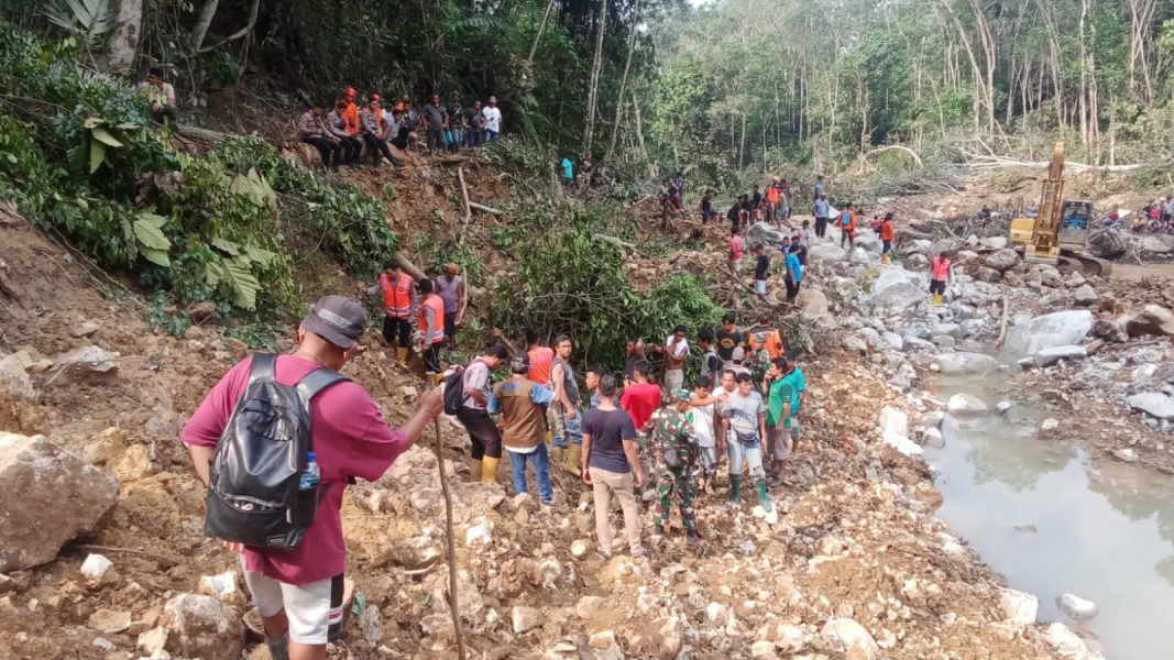 PENCARIAN KORBAN LONGSOR SIMARSOLPAH MEMASUKI HARI KEDELAPAN