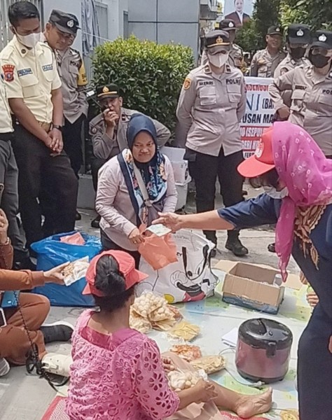 Pengunjukrasa Jual Krepik di Depan Kantor BNI Cab.Pematangsiantar