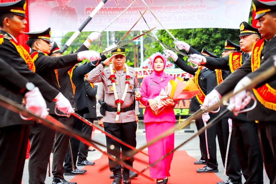 Pergantian Kapolres Siantar Ditandai Farawell Parade dan Tradisi Pedang Pora